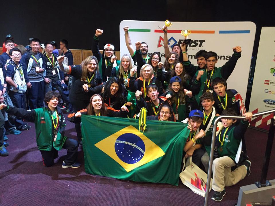 premioLess is more australia junto com a equipe insabots.jpg